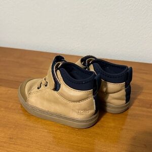 TOMS Beige and Dark Blue Baby Walkers Size 6 toddler